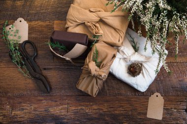 Çevre dostu hediye paketi. Dünya tekstil tonları. Antika makas. Sıfır atık tatil sezonu. Japon tarzı ambalaj. İyi düşünmüşsün. Furoshiki. Heather çiçekleri.