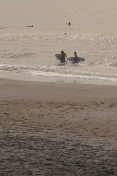 Два Молодых Сёрфера Заботятся Досках Сёрфинга Океана Север Острова Топпайл — стоковое фото