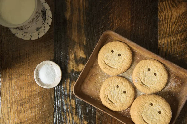 Recién Salido Del Horno Galletas Azúcar Con Caras Sonrientes Para — Foto de Stock