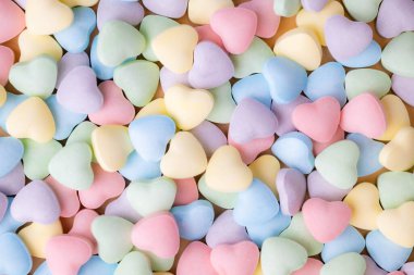 Boş, pastel, kalp şeklinde kalp şeklinde, renkli, neşeli bir sevgililer günü arkaplanı aşk notu ya da pazarlama mesajı için..