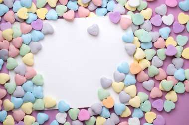 Pastel Candy 'den Öp Beni. Boş kalpler çerçeveli sohbet kalbi. Sevgililer Günü arkaplanı boş beyaz kartıyla.