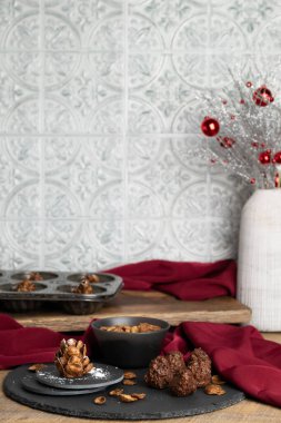 Bireysel kozalak tatlısı, krem şantili peynirle karıştırılmış browni ve şenlikli bir ikram için üzerine pudra şekeri serpiştiriliyor.