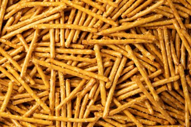 Yukarıdan uzun, ince, altın rengi çubuk kraker yığınının yakın çekimi..