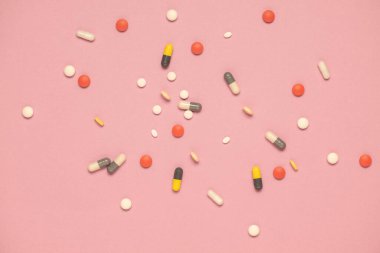 Pembe arka planda çeşitli şekillerde ve eczacılık ilaçları var. Çoklu eczane kavramı.