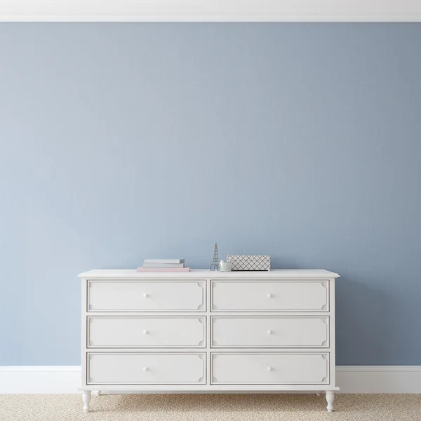 Intérieur avec commode près du mur bleu vide — Photo