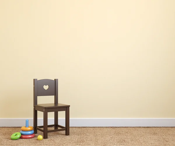 Kinderstoel in de buurt van lege geel muur — Stockfoto