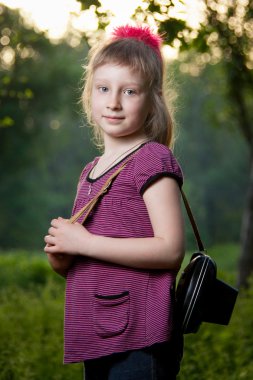 Doğada kamerası olan bir kız.