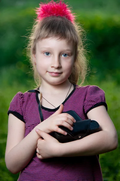 Menina com uma câmera na natureza — Fotografia de Stock