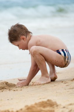 Sahilde kumda oynayan çocuk