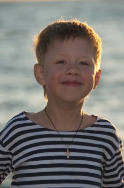 çizgili yelek arka plan denizin üzerinde evlat