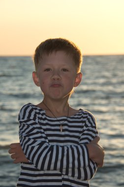 çizgili yelek arka plan denizin üzerinde evlat