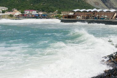 Deniz, dağlar, binalar