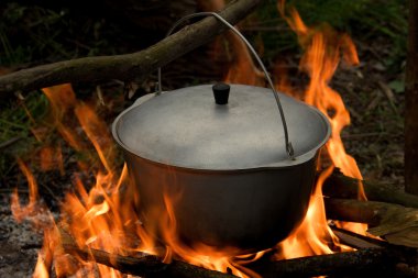 pot ateş üzerinde bir kapak ile