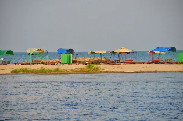 Vista das tendas do sol na praia — Fotografia de Stock