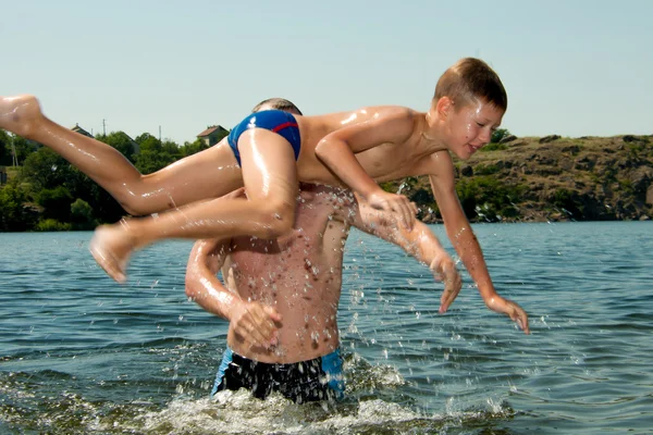 Met zijn zoon in de vader van de water — Stockfoto