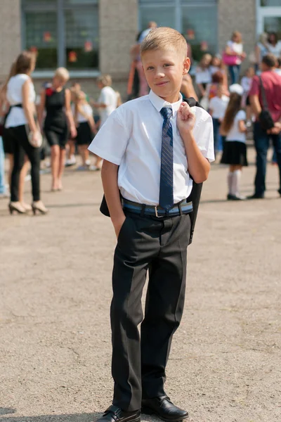Мальчик в галстуке возле школы — стоковое фото