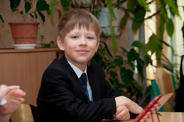 Ragazzo seduto a una scrivania a scuola — Foto Stock