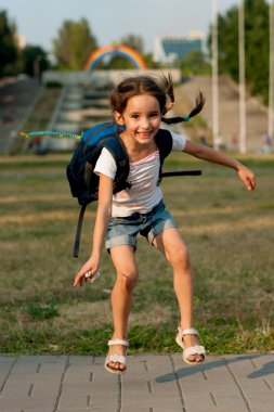 bir sırt çantası ile duyguları kız