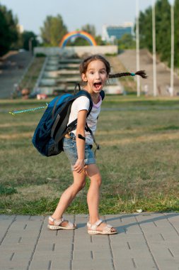 bir sırt çantası ile duyguları kız