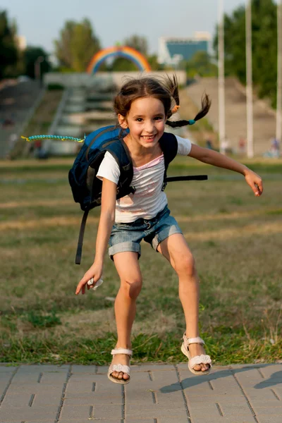 bir sırt çantası ile duyguları kız