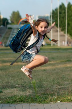 bir sırt çantası ile duyguları kız