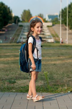 bir sırt çantası ile duyguları kız