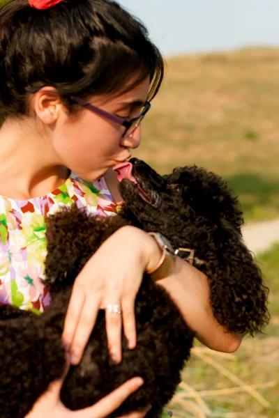 Menina com o poodle preto na natureza — Fotografia de Stock