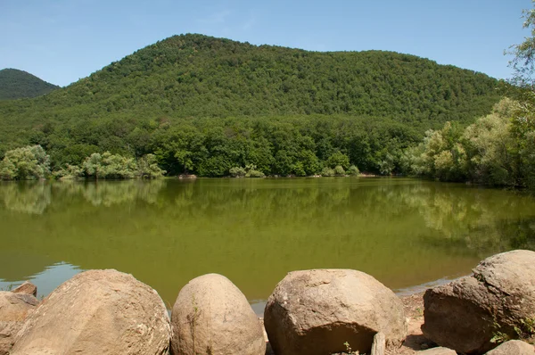 他の岩植生の 1 つの側面の山の湖 — ストック写真