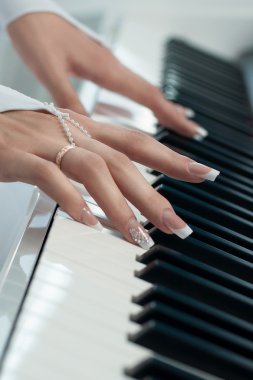 bir piyano tuşlarını eller