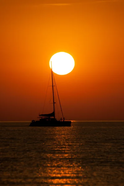 Barco no pôr do sol da noite — Fotografia de Stock
