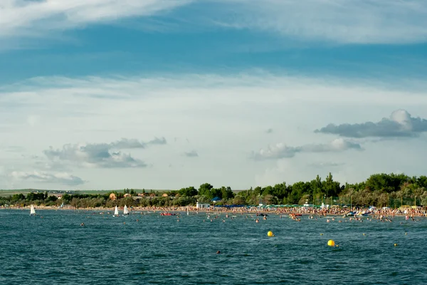 Widok na plażę z ludzi — Zdjęcie stockowe