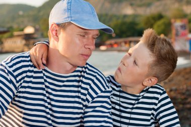 Baba ve oğul sahilde.