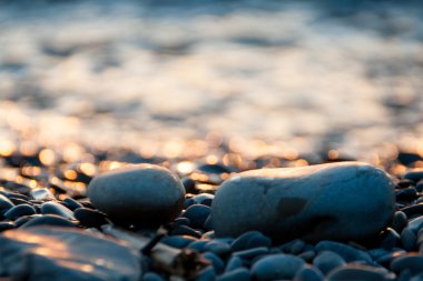 Deniz arka plan üzerinde taşlar