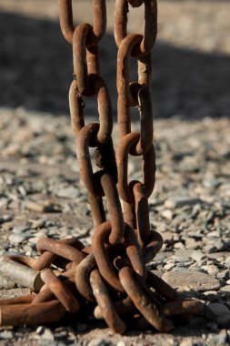 bir çakıl plajı üzerinde paslı zinciri