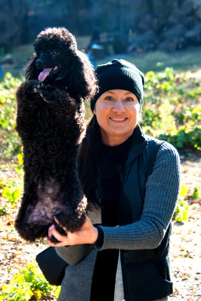 Chica con caniche negro — Foto de Stock