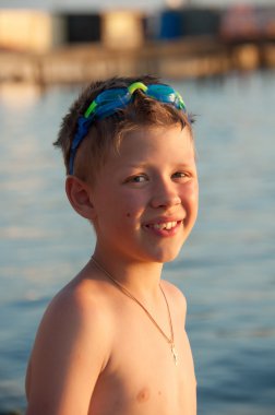 Çocuk deniz bir arka plan üzerinde