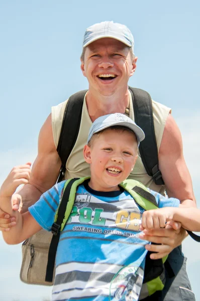 Vader en zoon hebben plezier buiten — Stockfoto