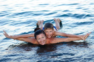 Anne oğluyla denizde Yüzme