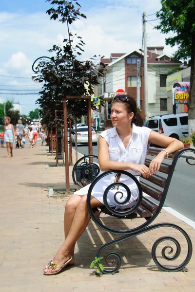 Girl sitting on the bench — Stock Photo, Image