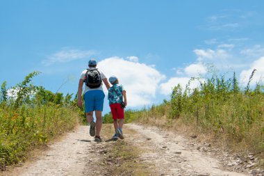 Baba ve oğlu yol yürüyüş