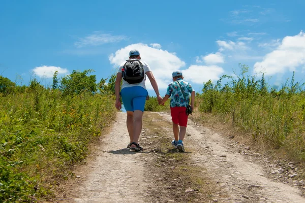 Pai e filho andando ao longo da estrada — Fotografia de Stock