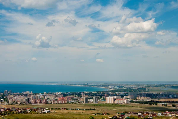 Вид з гір на місто — стокове фото