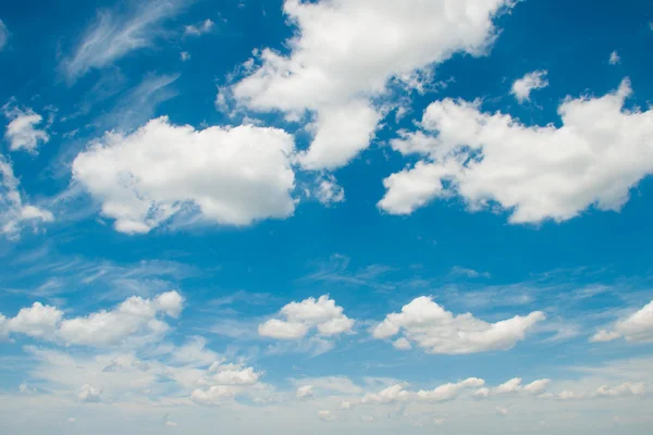 Beyaz bulutlu mavi gökyüzü