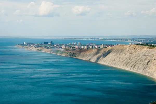 Вид с гор на город и море с неба — стоковое фото