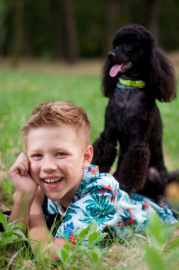 Çocuk doğası üzerine siyah bir fino köpeği ile