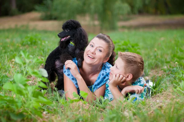 Mama cu fiul și un pudel negru — Fotografie, imagine de stoc