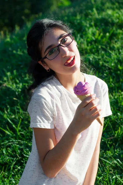 Fille avec de la crème glacée sur la nature — Photo