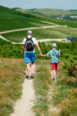 Baba ve oğul bir bağ arka plan üzerinde gidiyoruz