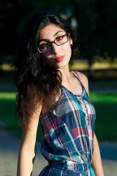 Fille avec des lunettes dans le parc — Photo