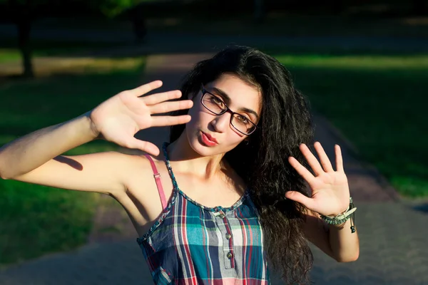 Fille avec des lunettes dans le parc — Photo